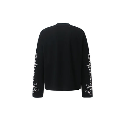 Detailansicht der Stickerei am Ärmel des Sweatshirts