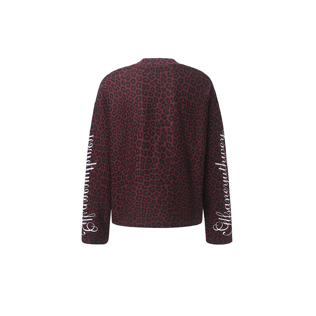 Nahaufnahme des Leopardenprints auf dem Sweatshirt
