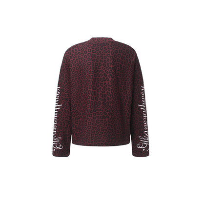 Nahaufnahme des Leopardenprints auf dem Sweatshirt