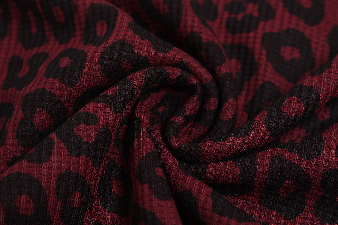Seitliche Ansicht des Sweatshirts mit Ärmelstickerei