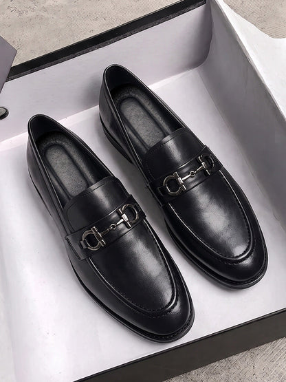 Herren-Loafer aus Leder mit Horsebit Detail in eleganter Produktaufnahme