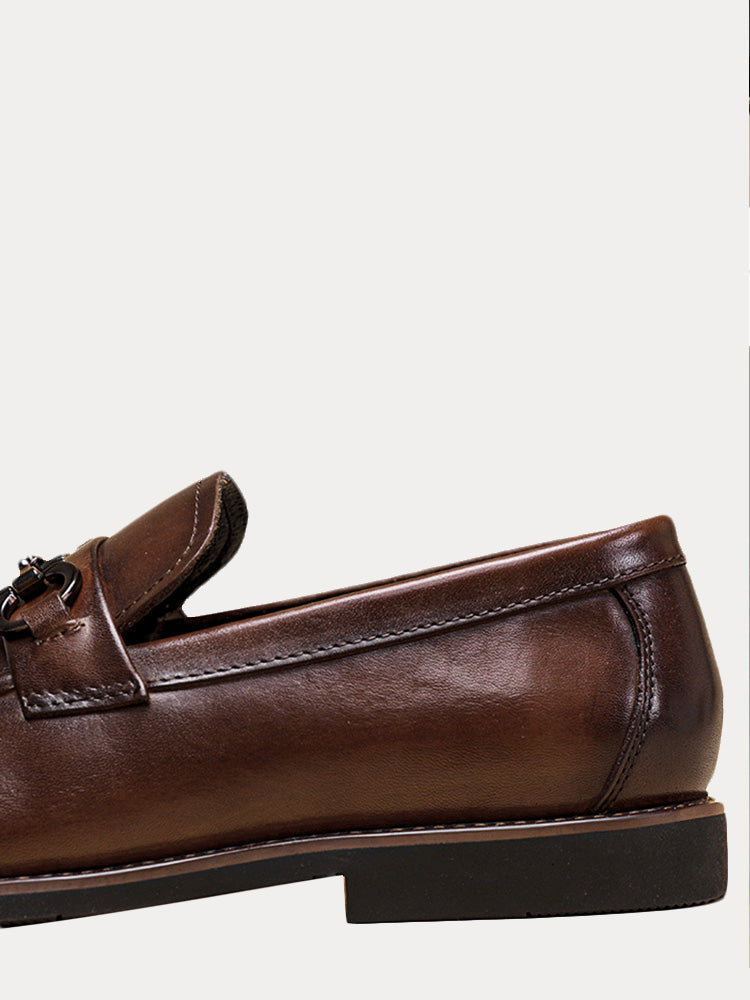 Herren-Loafer aus Leder mit Horsebit Detail als Paar auf weissem Hintergrund