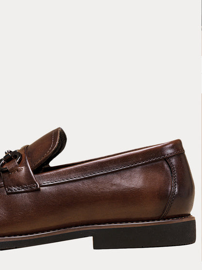 Herren-Loafer aus Leder mit Horsebit Detail als Paar auf weissem Hintergrund