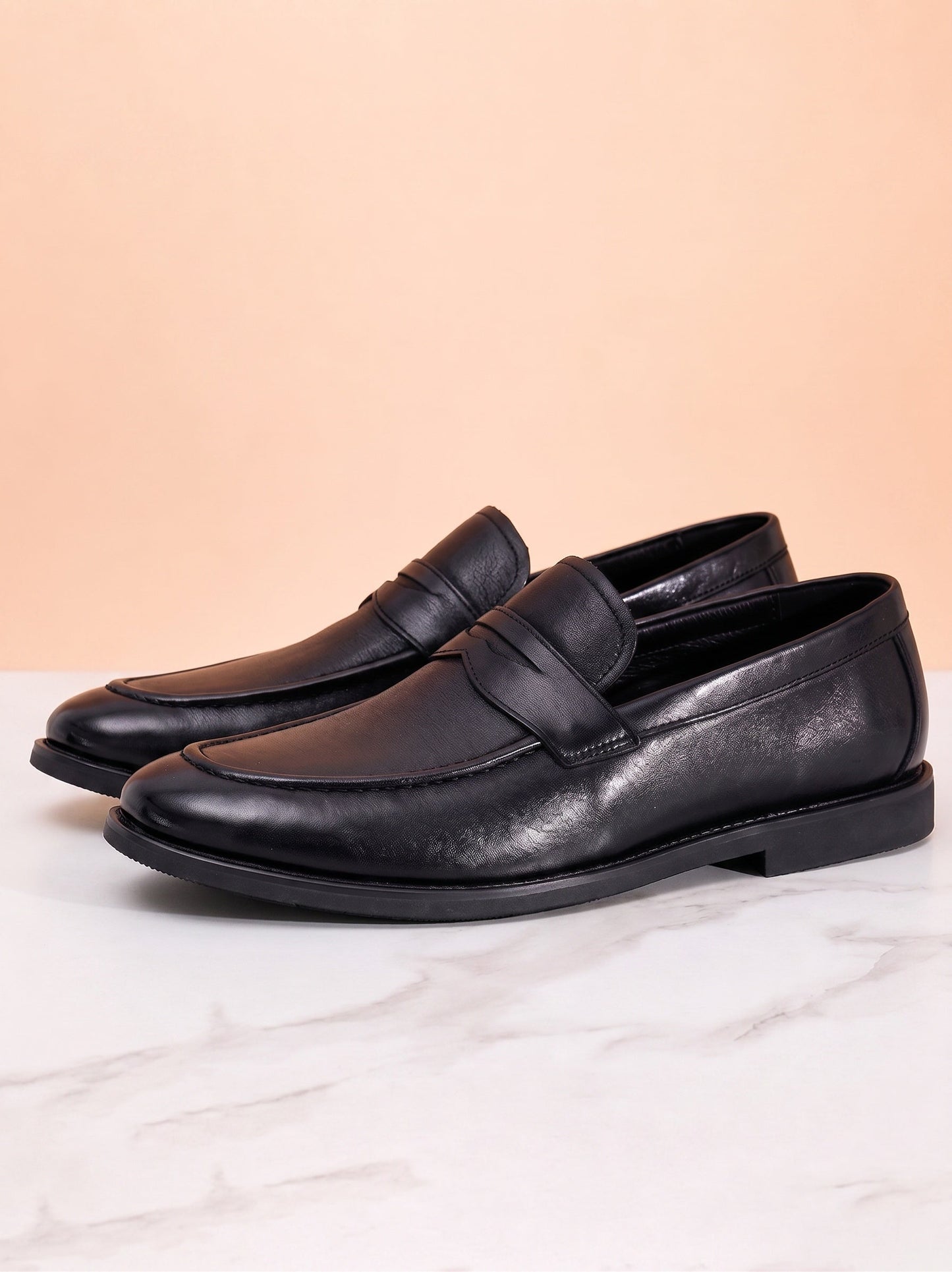 Detailaufnahme des Penny-Riemens am Herren-Loafer aus Leder
