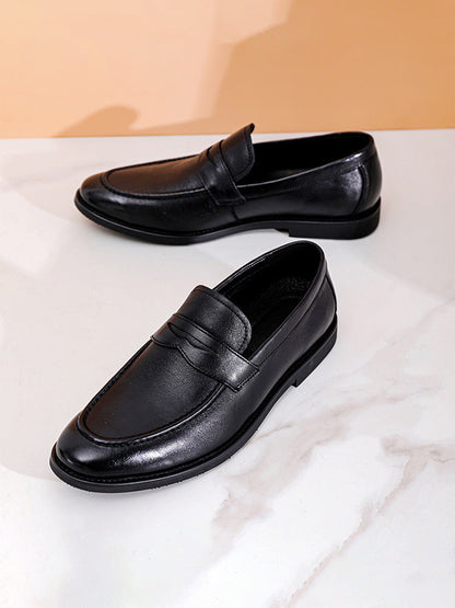 Herren-Loafer aus Leder mit Penny-Riemen in Schrägansicht