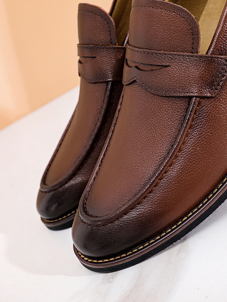 Profilansicht eines Herren-Loafers aus Leder mit flacher Sohle