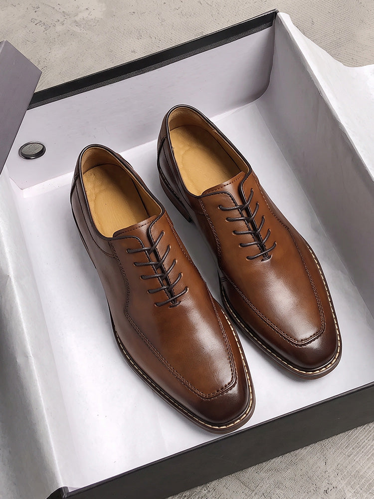 Ansicht der Vorderkappe der Herrenloafer aus Leder mit Schnürung
