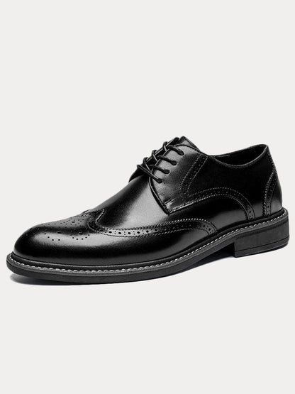 Herren-Loafer aus Leder mit Wingtip-Design von schräg vorn