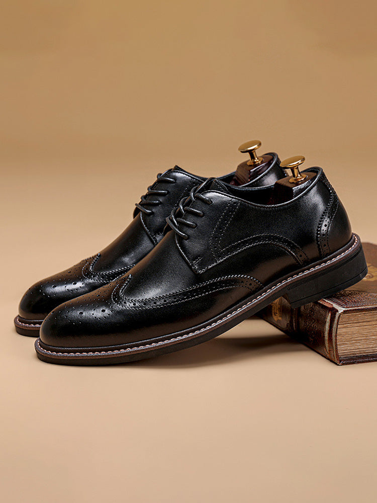 Paar Herren-Loafer aus Leder mit perforierten Brogue-Details