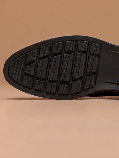 Herren-Loafer aus Leder mit klassischer Silhouette auf weissem Hintergrund