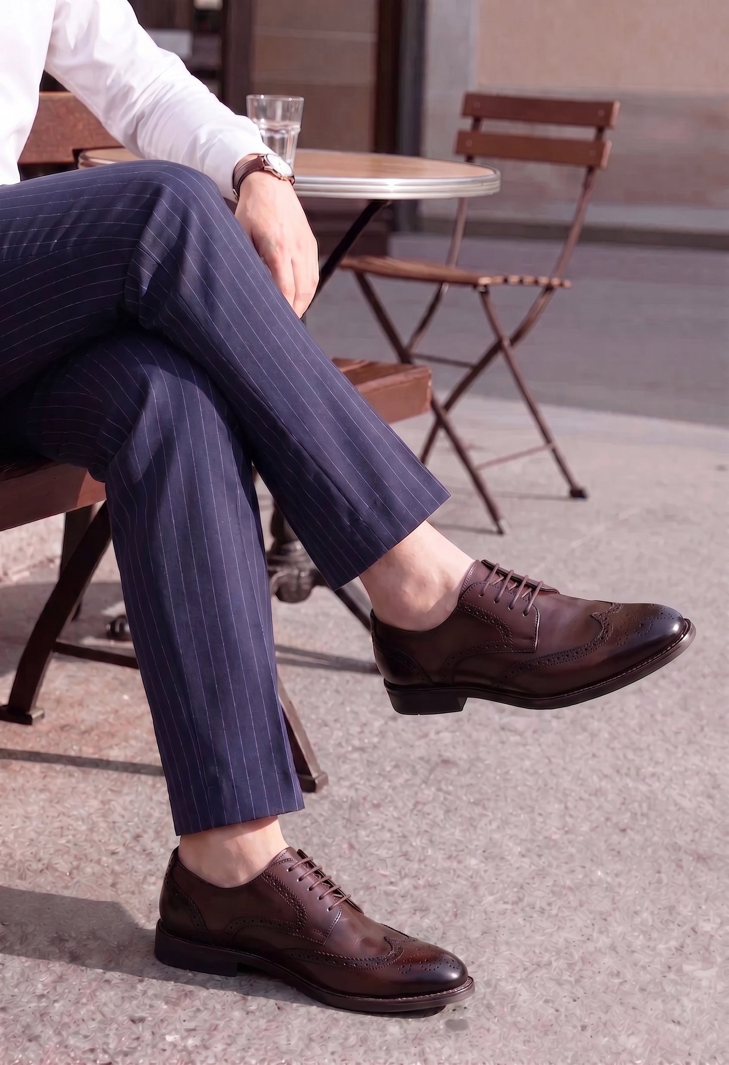 Herren-Loafer aus Leder als Paar in eleganter Präsentation