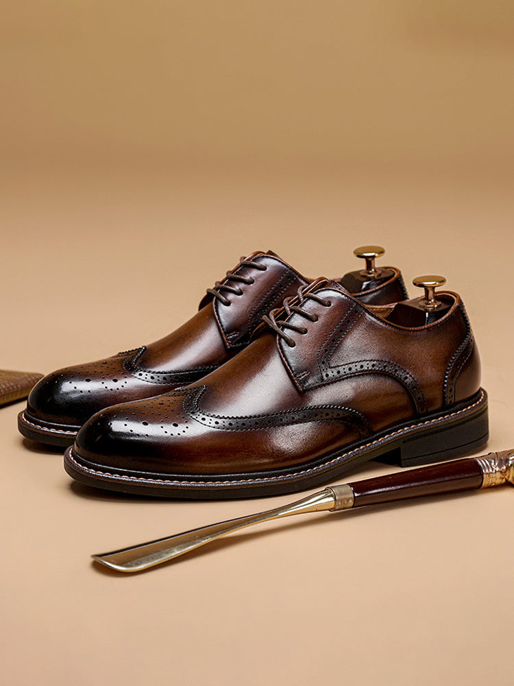Detailaufnahme der Brogue-Perforation an Herren-Loafern aus Leder