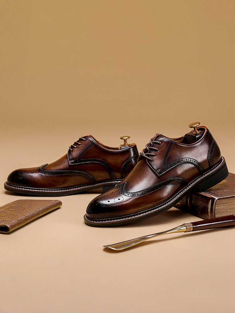 Ansicht der Vorderkappe mit Wingtip-Details bei Herren-Loafern