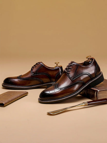 Ansicht der Vorderkappe mit Wingtip-Details bei Herren-Loafern