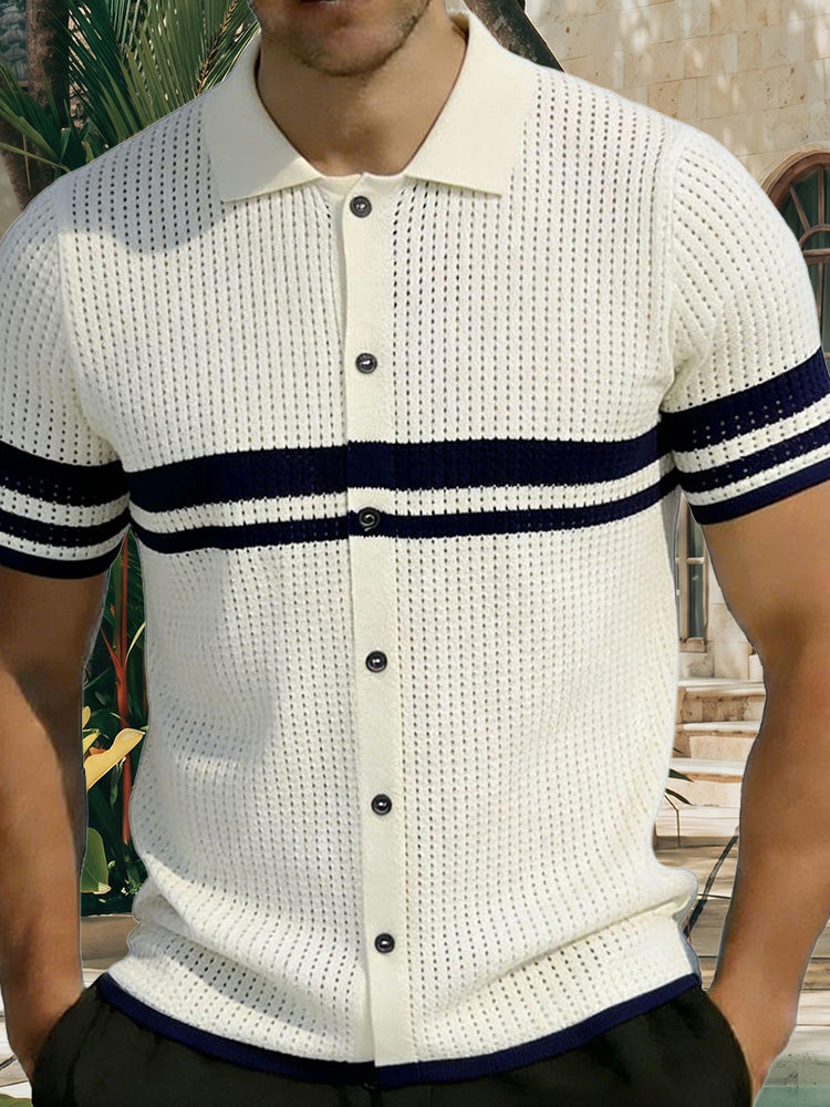 Herren-Poloshirt im Resort-Stil an einem Model getragen