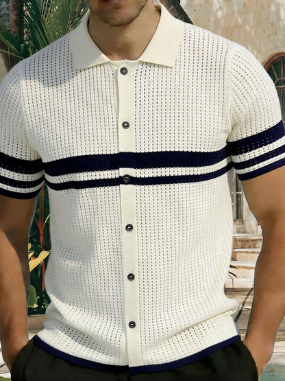 Herren-Poloshirt im Resort-Stil an einem Model getragen