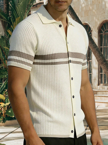 Seitenansicht des gestreiften Herren-Poloshirts aus Strick