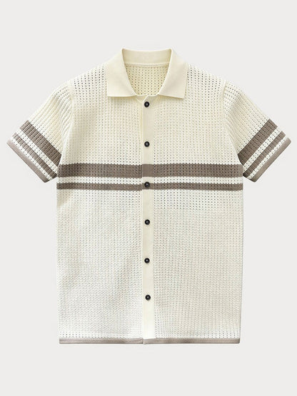 Nahaufnahme von Kragen, Knopfleiste und Struktur des Poloshirts