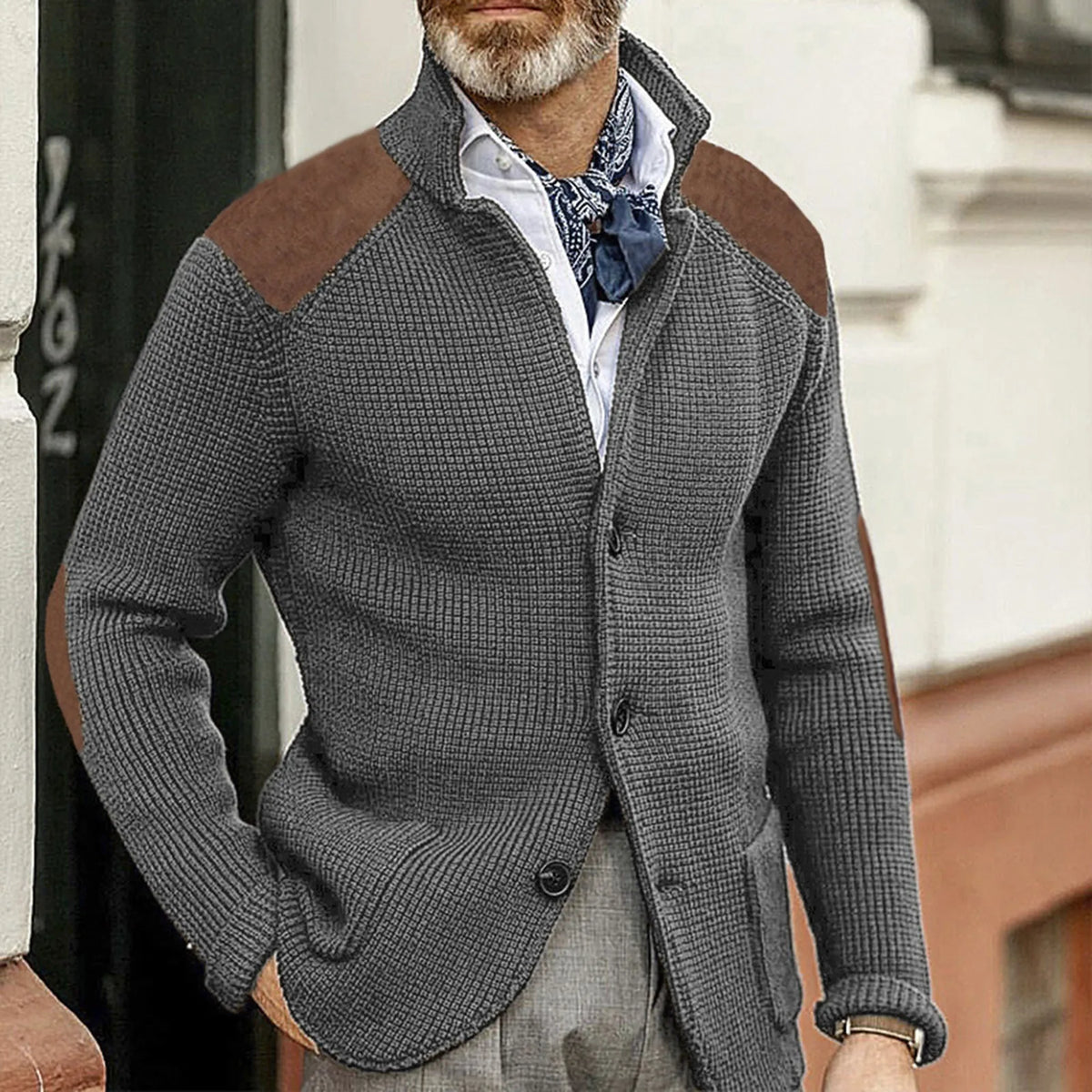 Nahaufnahme der weichen Strickstruktur der Herrenjacke