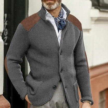 Nahaufnahme der weichen Strickstruktur der Herrenjacke