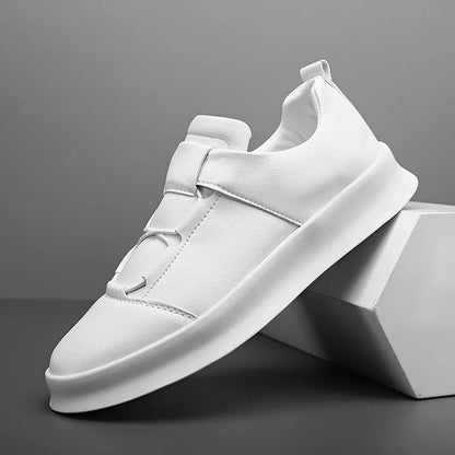 Seitenansicht eines Herren-Ledersneakers mit Schnürsenkeln
