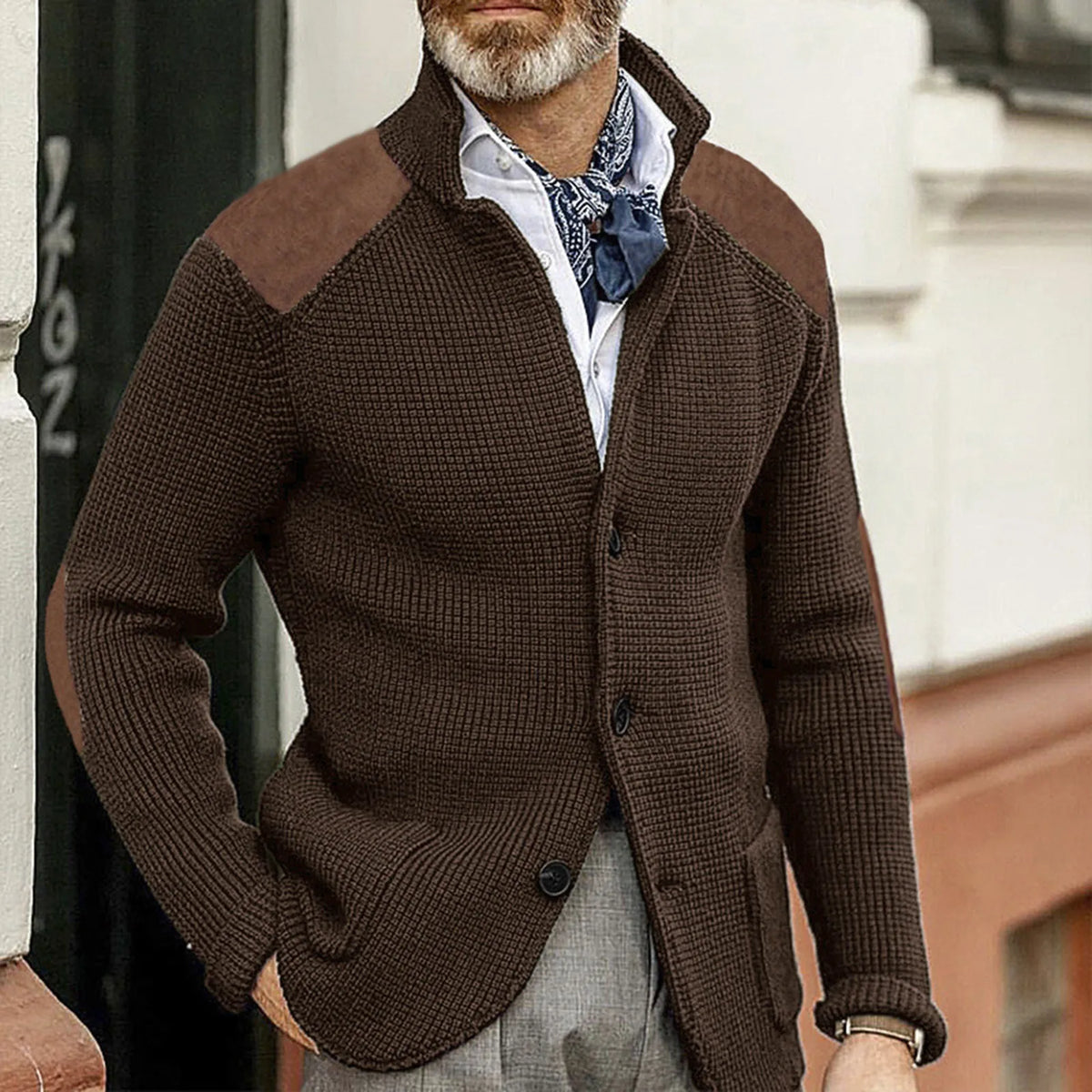 Detailansicht der Ärmel und Bündchen der Strickjacke