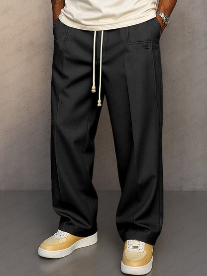Herren-Trousers am Model für einen entspannten Alltagslook
