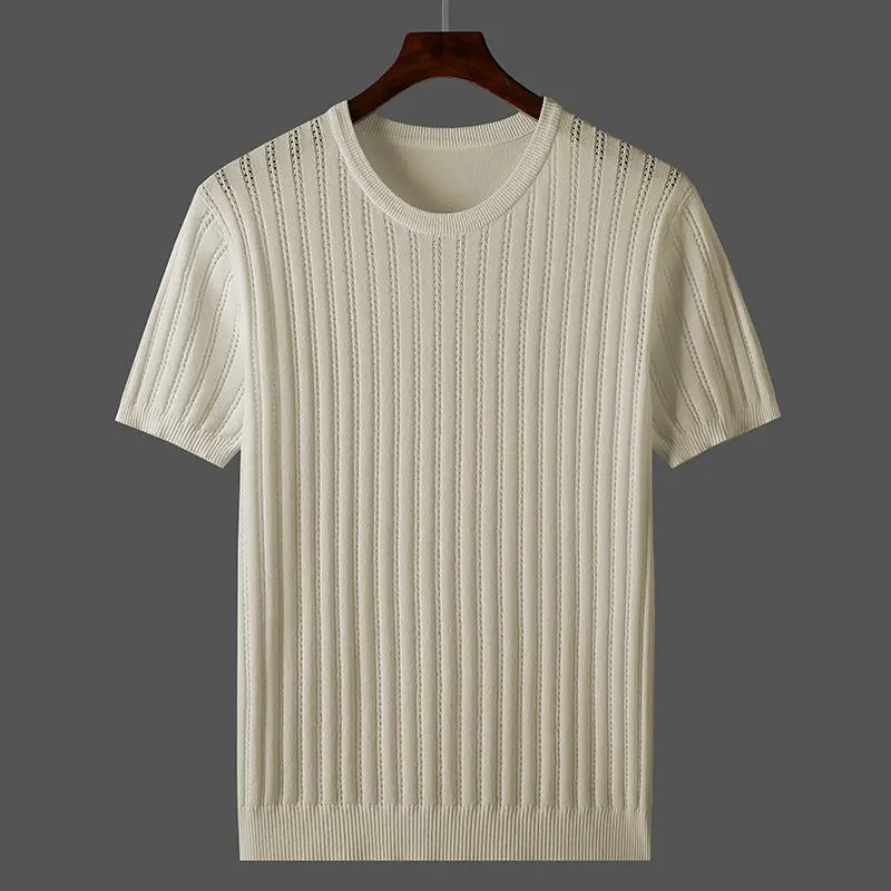 Detailaufnahme des Rundhalskragens und der gerippten Abschlüsse am Herren T-Shirt