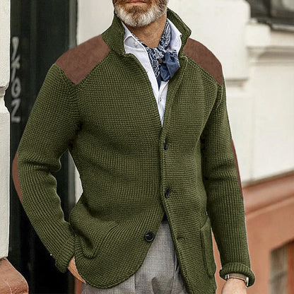Detailansicht des Ausschnitts der Herren-Strickjacke