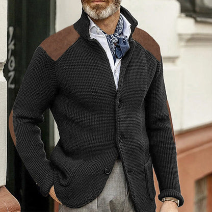 Rückansicht der Herren-Strickjacke mit klassischer Silhouette