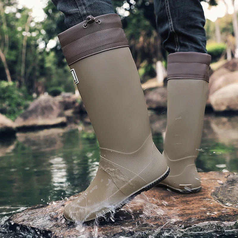 Paar Herren-Gummistiefel für Spaziergänge bei nassem Wetter
