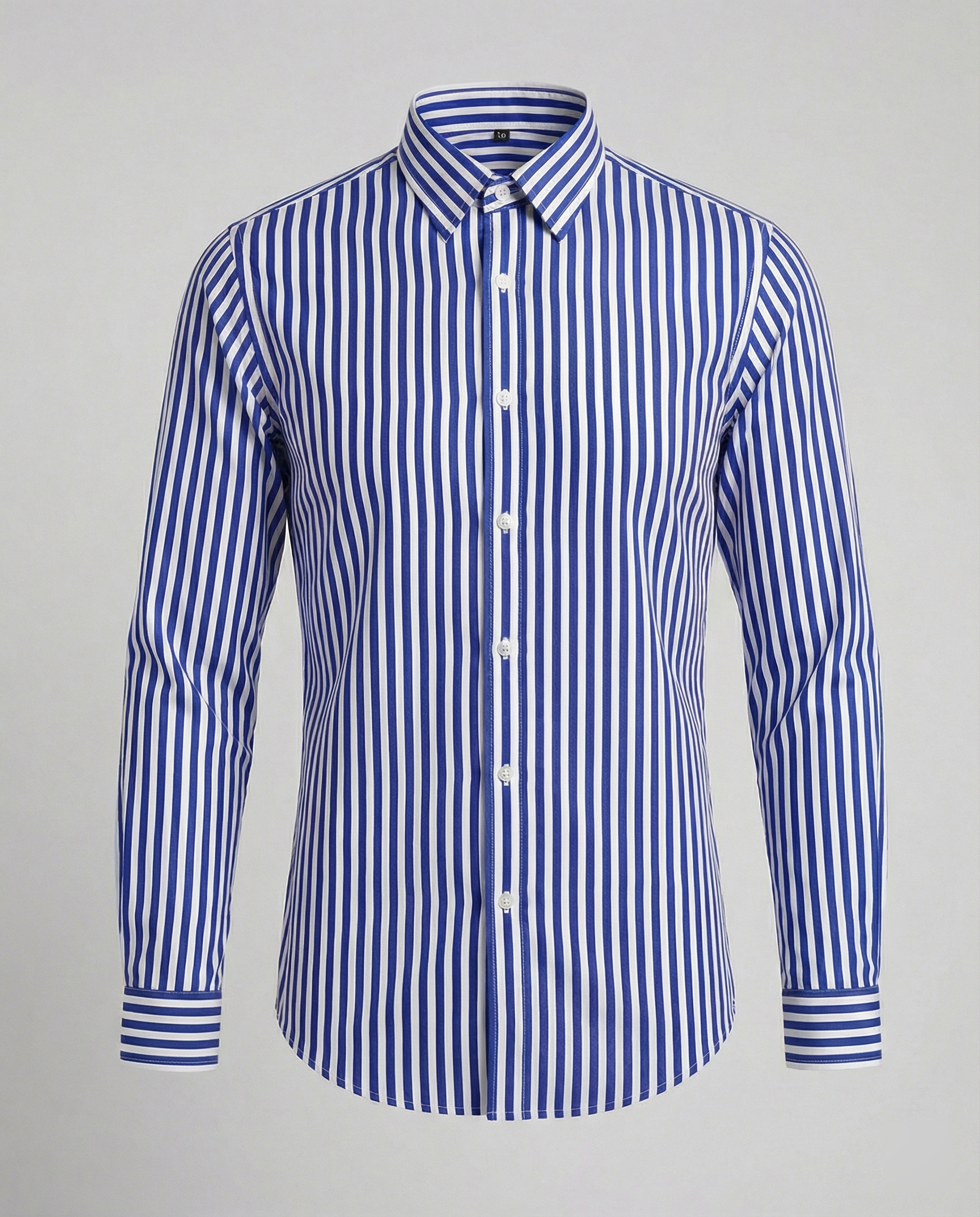 Herren gestreiftes Hemd mit Regular Fit aus seitlicher Perspektive