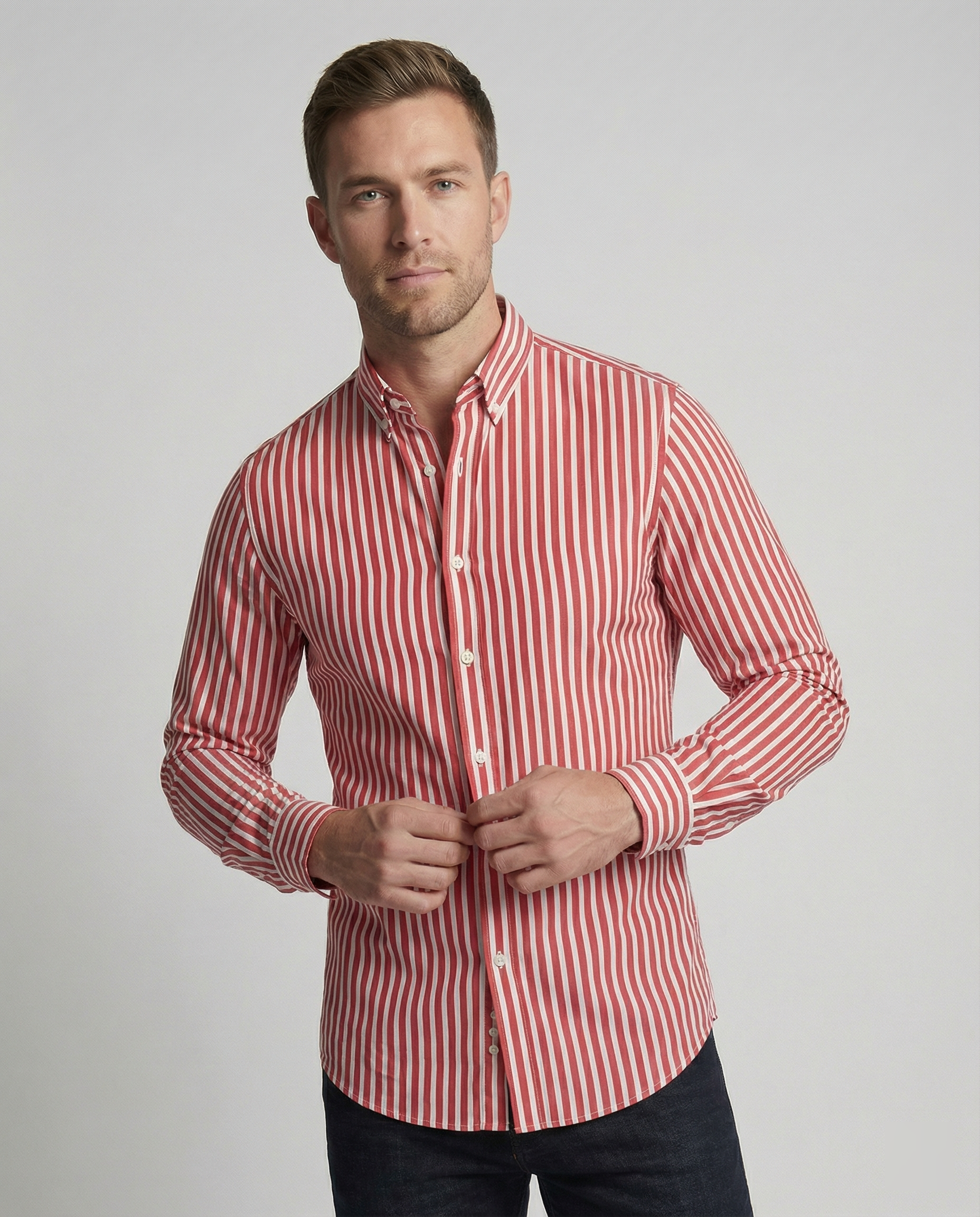 Herren gestreiftes Hemd mit Regular Fit in Frontalansicht