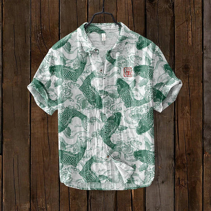 Herrenhemd mit Vintage Print am Model getragen