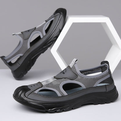 Leichte Herren Slip-On-Sandalen in schräger Vorderansicht