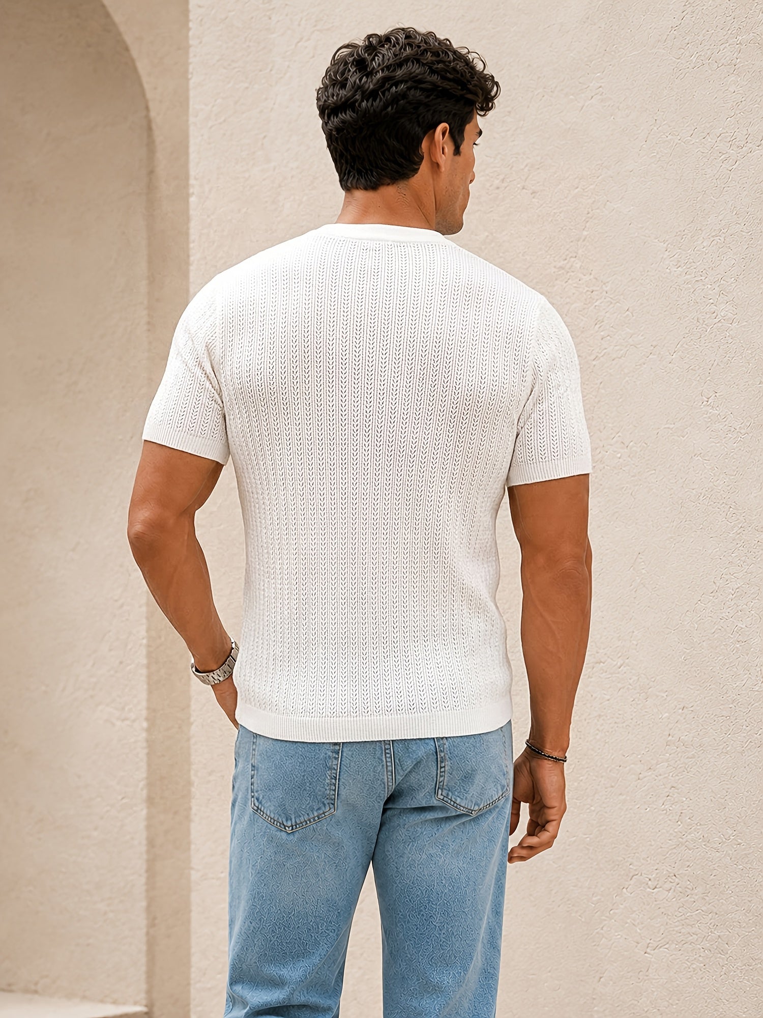 Herren Kurzarm-Strickshirt mit texturierter Oberfläche im Detail