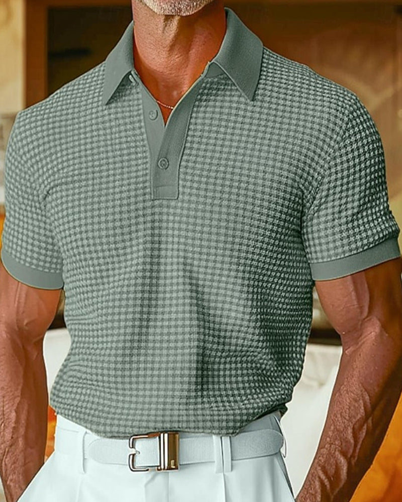 Nahaufnahme des Stoffes und der Verarbeitung am Herren-Poloshirt