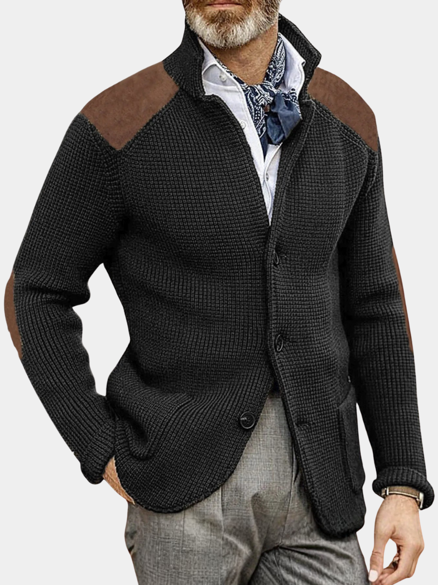 Vorderansicht einer Herren-Strickjacke aus weichem Strick