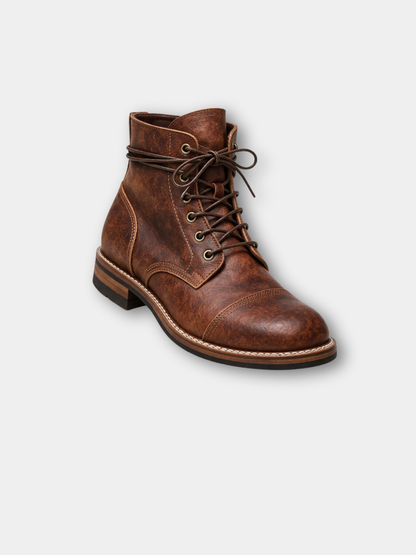 Robuster klassischer Herrenstiefel in Hellbraun auf neutralem Hintergrund