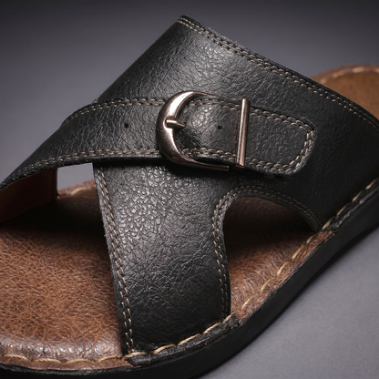 Detailansicht der Schnalle und Riemen der Damen Sandalen