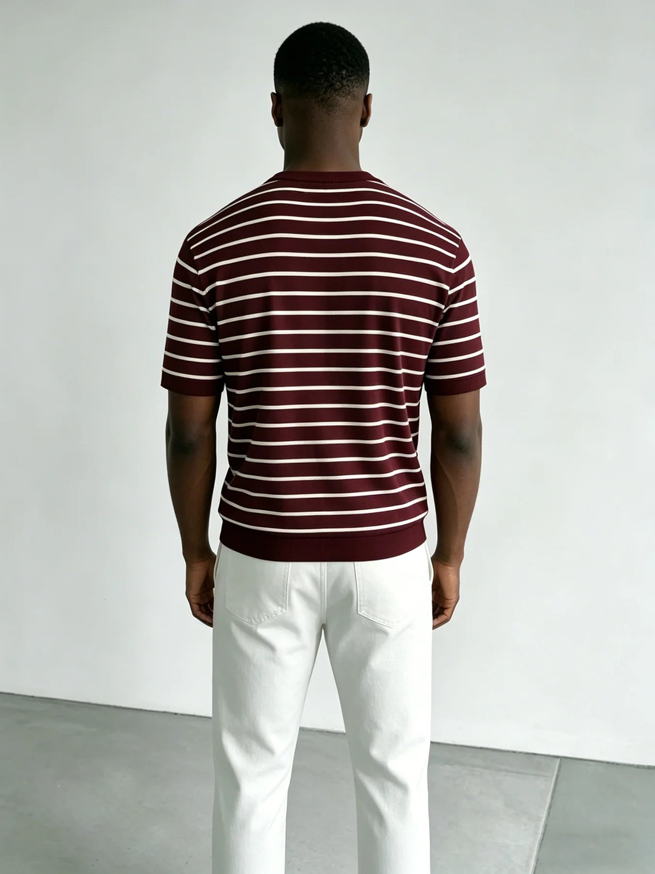 Herren Gestreiftes Polyester-Strick T-Shirt mit Rundhalsausschnitt Weinrot