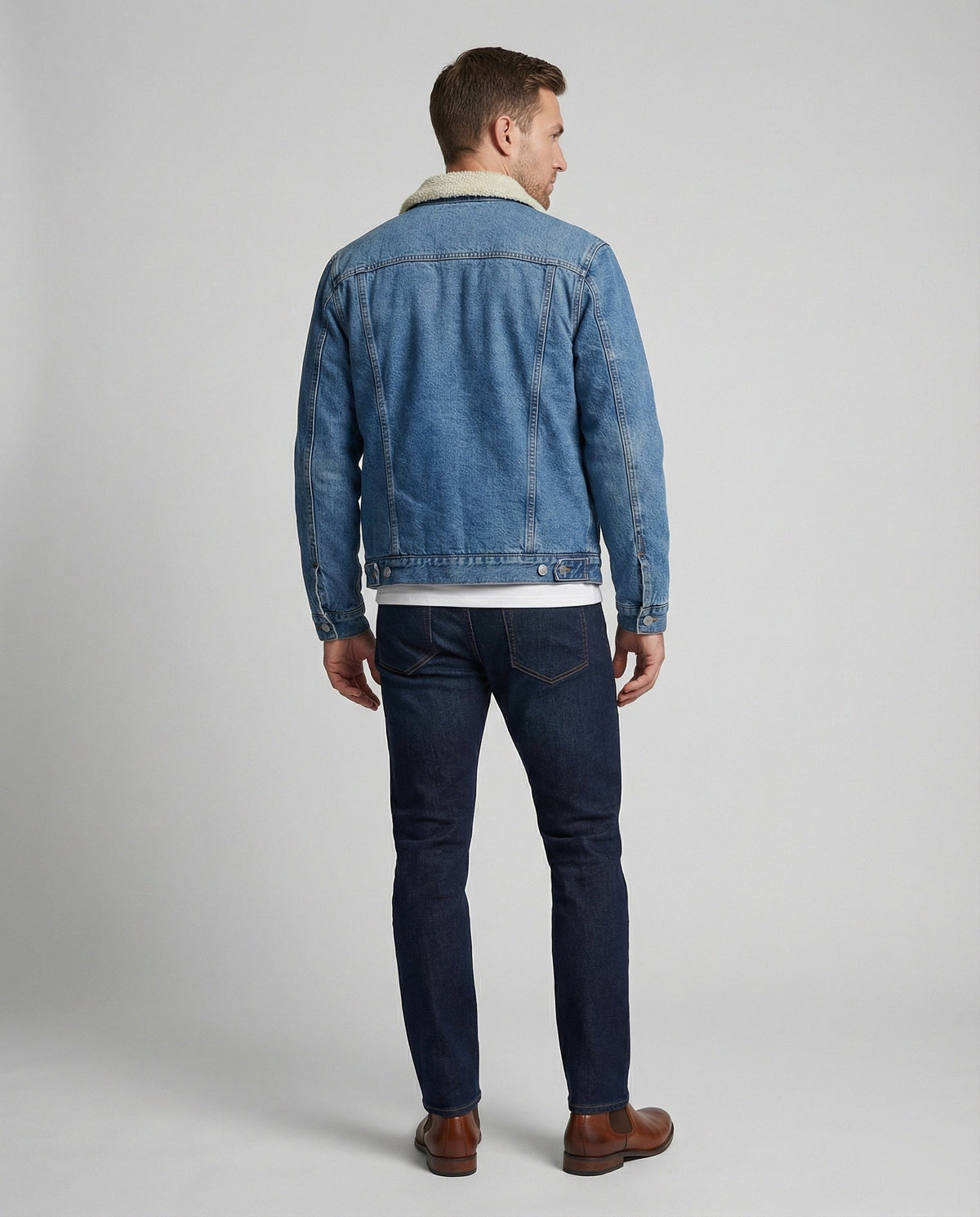 Detailansicht des Kragens der gefütterten Herren-Jeansjacke