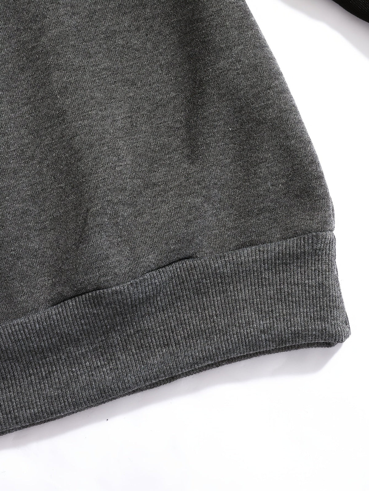 Seitliche Ansicht des sportlichen Sweatshirts für Herren