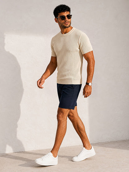 Model trägt Herren Strickshirt mit Struktur und Kurzarm