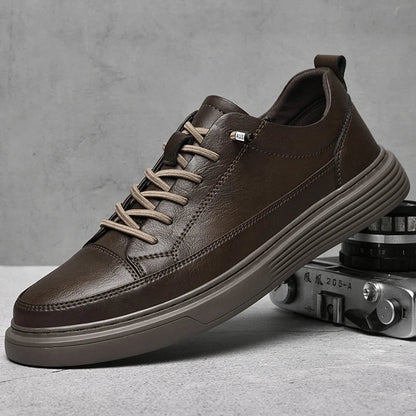Klassischer weisser Leder Sneaker für Herren im Low-Top-Stil