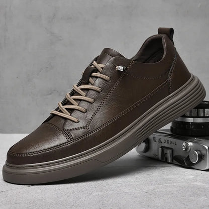 Herren Sneaker aus Leder in Weiss, Ansicht von schräg vorn