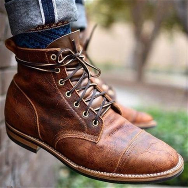 Paar klassische Herrenstiefel in Hellbraun mit robuster Machart