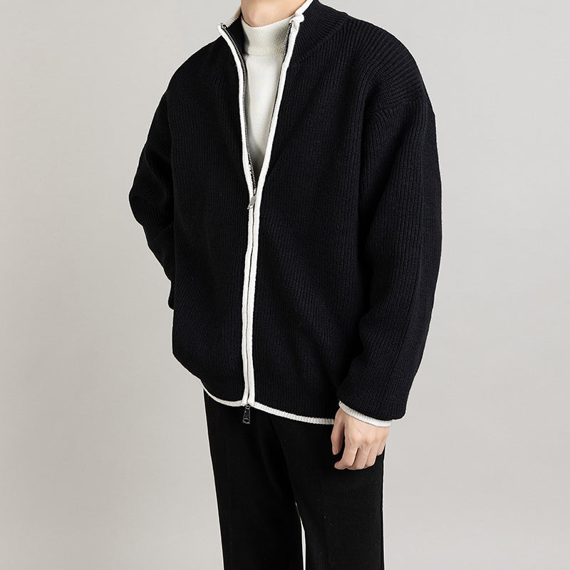 Seitliche Ansicht einer Herren-Strickjacke mit langen Ärmeln.