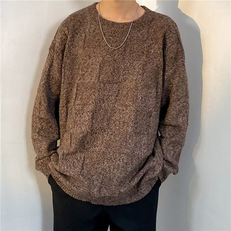 Detailansicht von Ärmelbündchen und Strickstruktur des Pullovers