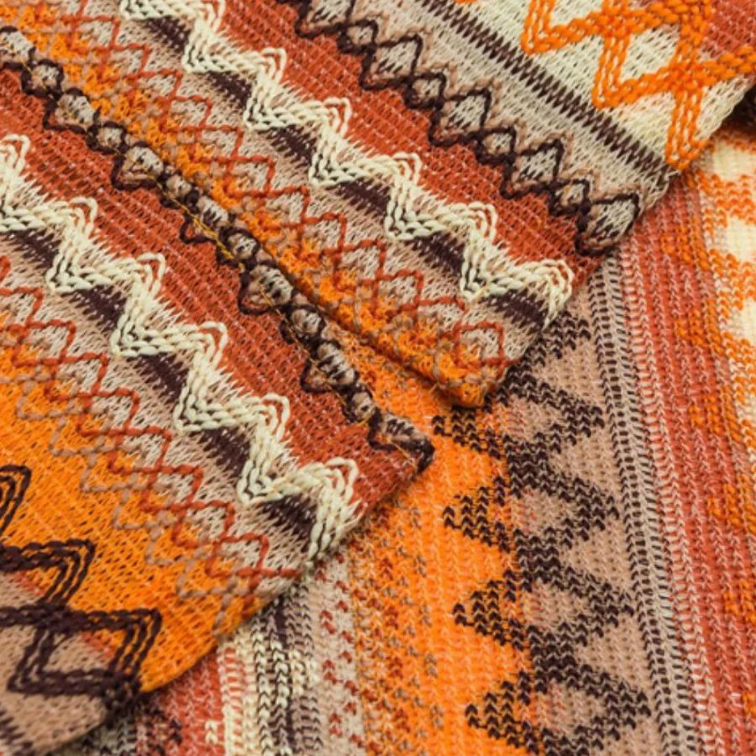 Herrenhemd mit Camp Kragen als lässiger Sommer-Look im Detail